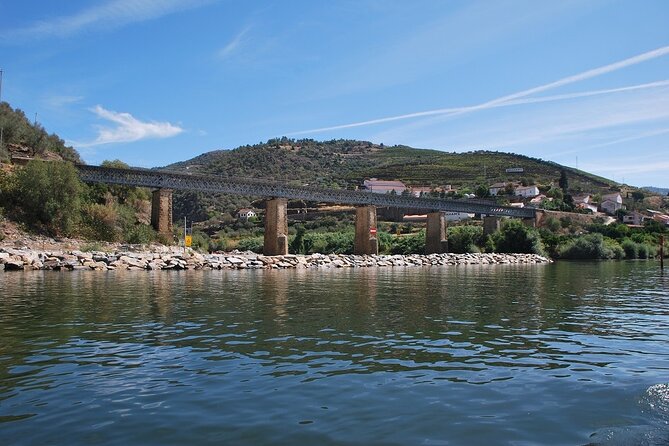2-hour Rabelo Boat tour in Pinhão - Seats, shade, and crowds on a 2-hour boat