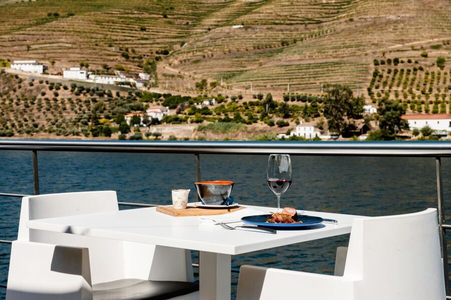 Douro Luxury - Private Cruise Premium Winery and Restaurant - Lunch with wine harmonization: 105 minutes with valley views