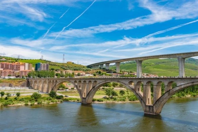 Douro Valley and Régua Panoramic Cruise with Lunch from Porto - Porto to Régua by bus: easy on you, light on talking