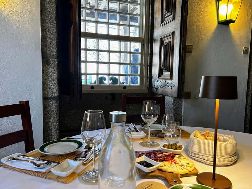 Douro Valley: Quinta Santa Júlia Tour, Wine Tasting & Lunch - Guided tour and heritage talk, with a small pacing caveat