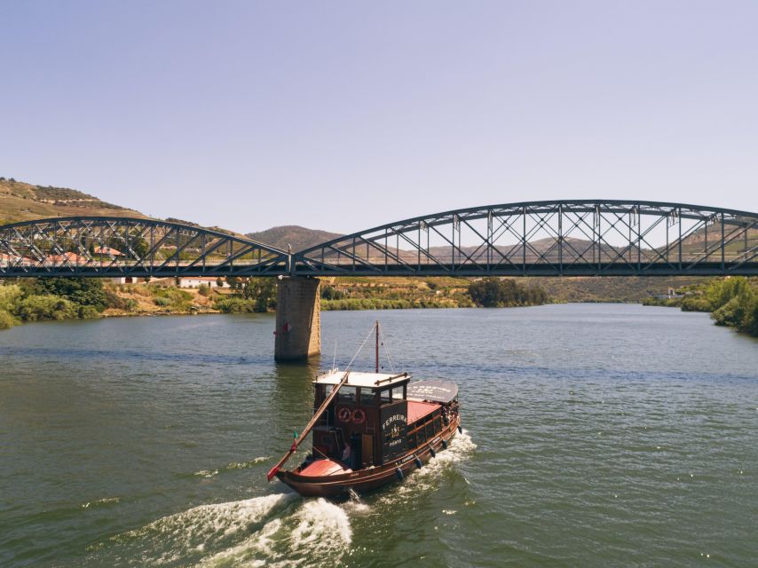 From Pinhão: Douro Valley Rabelo Boat Tour with Audio Guide - From Pinhão to Quinta do Bomfim: get your bearings fast