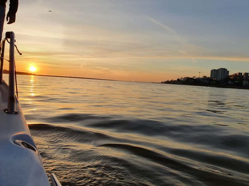 Luxury Douro Yacht Tour: Scenic Views & Complimentary Drinks - Why Porto and Vila Nova de Gaia Look Better From the Douro