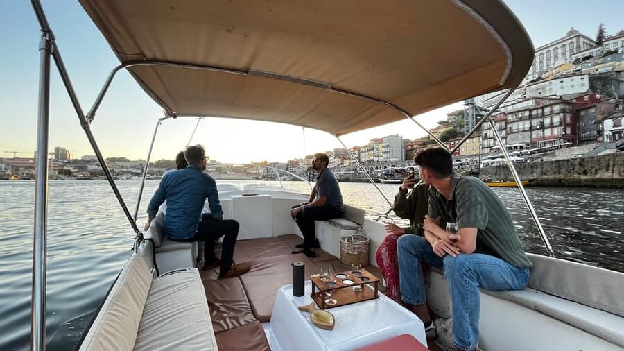 Passeio Barco 6 Pontes Douro com degustação vinho do Porto - How the guide turns a short cruise into real Porto context