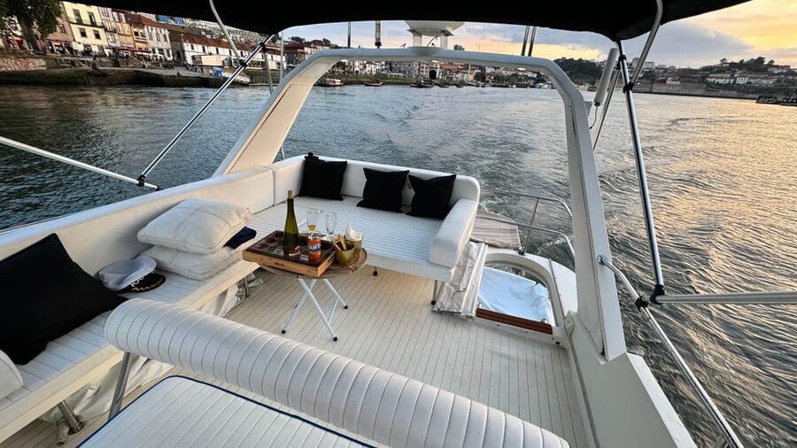 Passeio de barco rio douro inesquecível - Inside the yacht: comfort first, views second (in a good way)