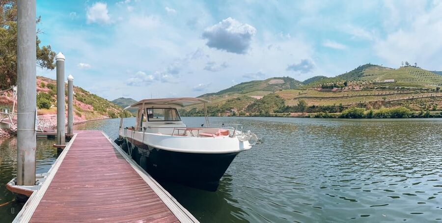 Pinhão: 1 Hour SUNSET Cruise with Sparkling Wine - Sparkling wine and music: a simple combo that works