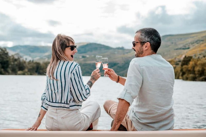 Pinhão: Douro River Solar Boat Tour with Wine Tasting - Wine tasting on board with Adega de Favaios: what’s included and why it works