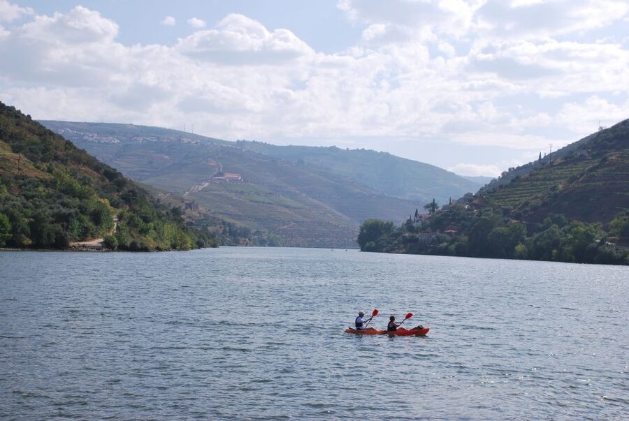 Pinhão: Douro Valley Rabelo Boat Tour and Kayak Experience - Getting Started at Magnifico Douro Pier (Near the Iron Bridge)