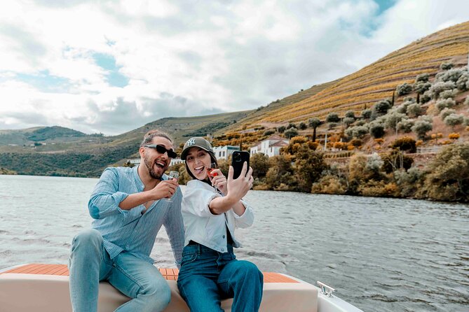 Pinhão: Electric Boat Experience 1h - Taste of Two Wines - From Pinhão to the vine terraces: what you see on the river