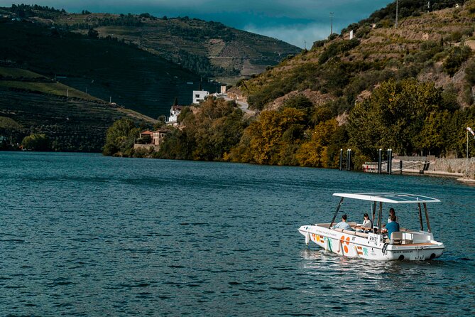 Pinhão: Electric Boat Experience 1h - Taste of Two Wines - On board comfort details that actually matter