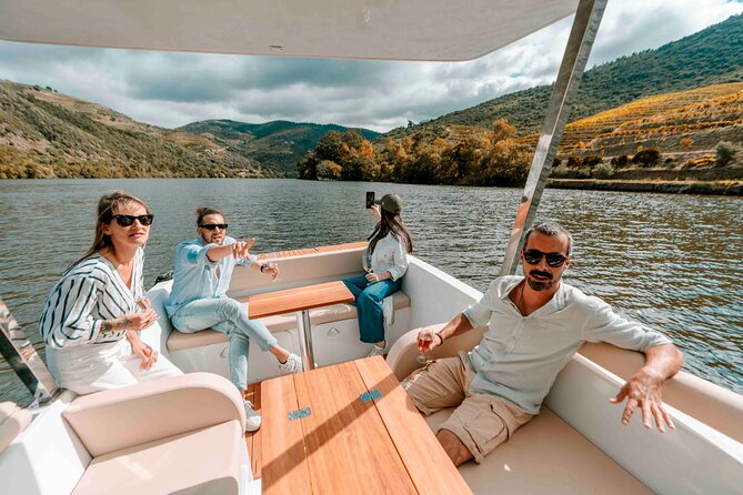 Pinhão: Electric Boat Experience 1h - Taste of Two Wines - Rain-proof cruising without losing the experience