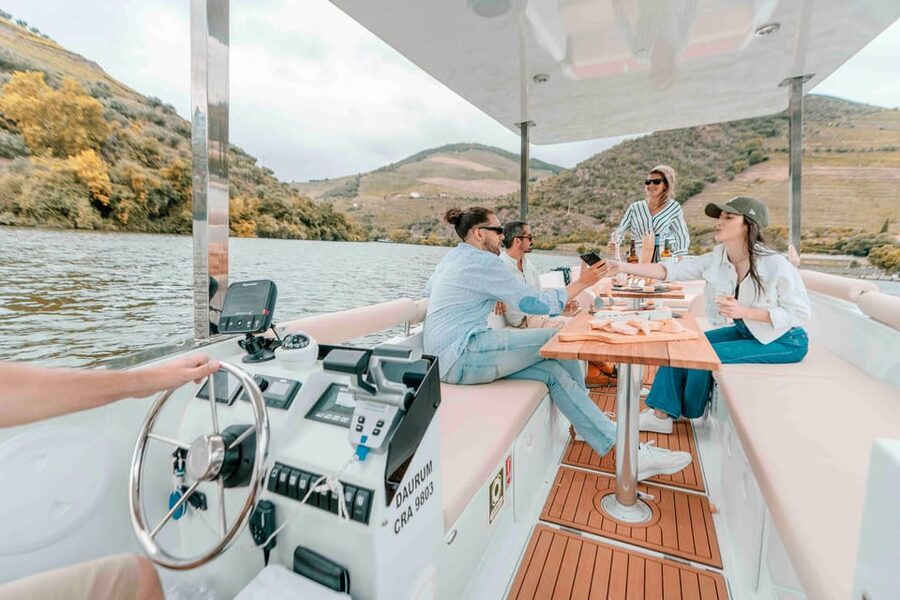 Pinhão: Private Electric Boat Tour 1h- Wine Tasting Included - Key highlights you will feel right away