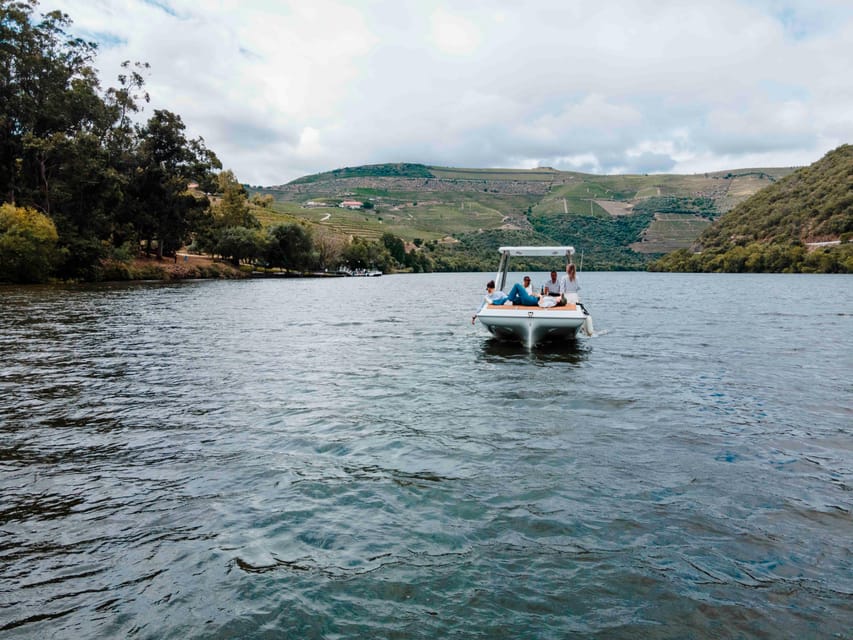 Pinhão: Private Electric Boat Tour 1h- Wine Tasting Included - The guide experience: private attention without the hard sell
