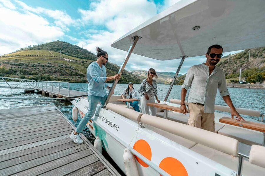 Pinhão: Private Electric Boat Tour 1h- Wine Tasting Included - Who should book this Douro solar boat and wine tasting