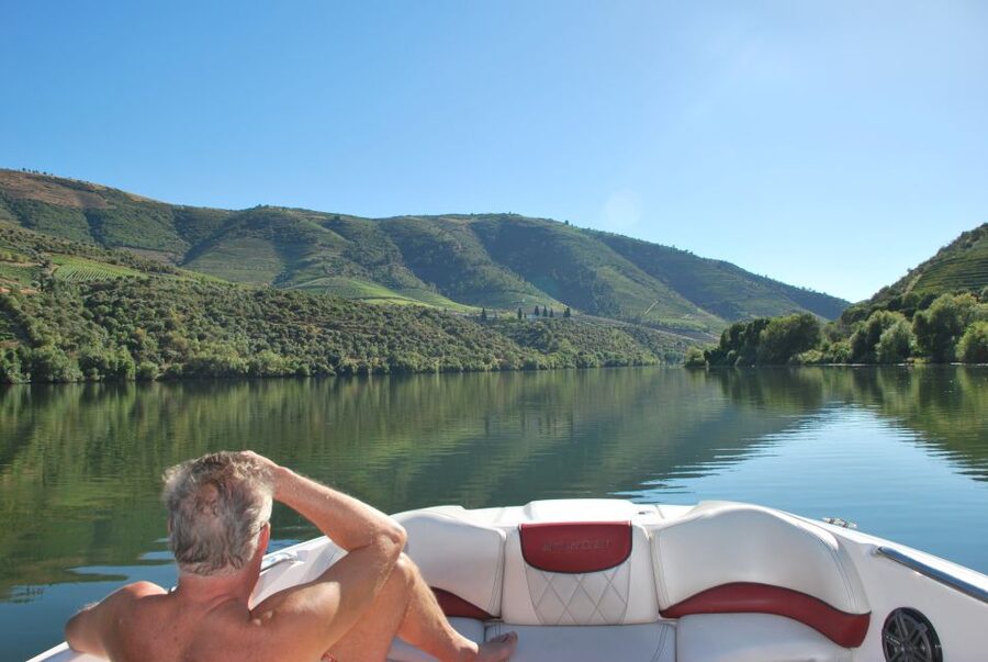 Pinhão: River Douro Speedboat Tour with Water Sports - Getting on board at Magnifico Douro Pier and settling into the 1-hour flow