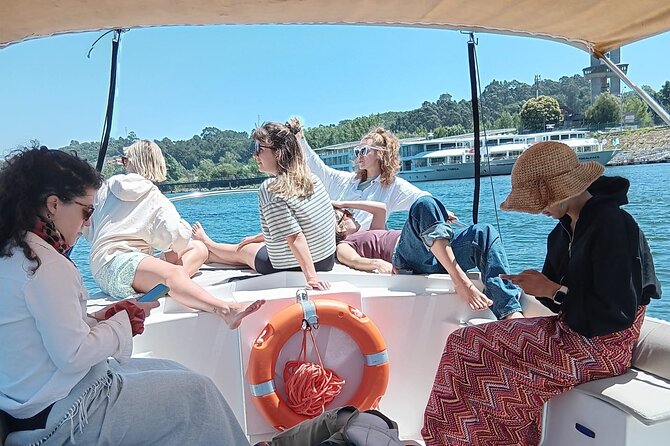 Porto:Douro River boat tour under the 6 bridges - Lordelo stop: a pause that helps the ride feel less rushed