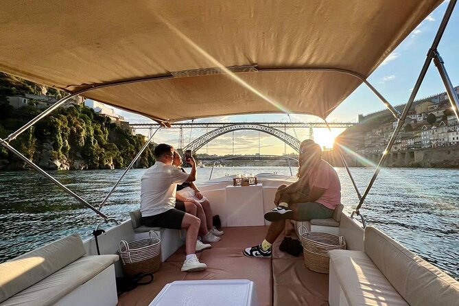 Porto:Douro River boat tour under the 6 bridges - Where you meet (R. do Ouro 200) and what boarding feels like