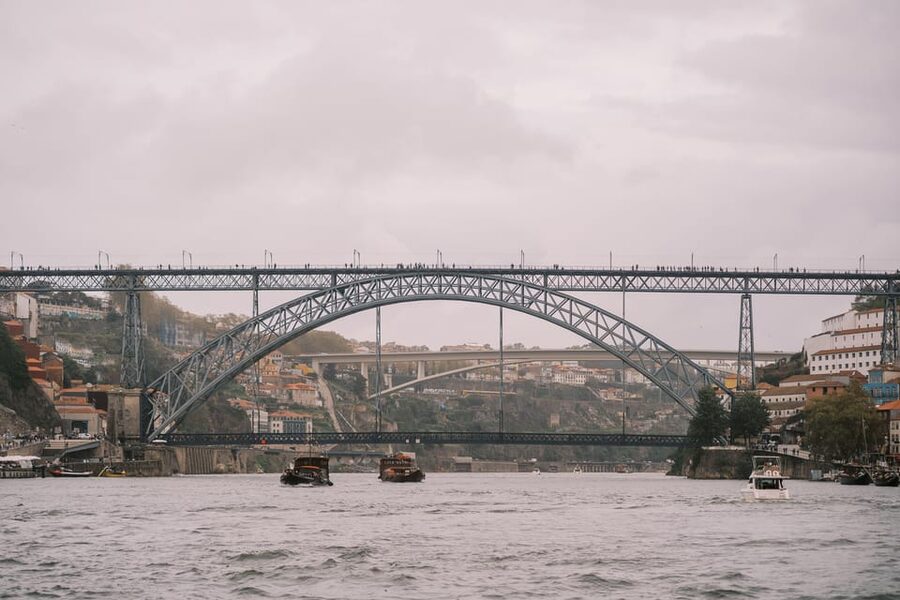 Porto: Douro river Boat tour with wine tasting (small group) - Moving Up to Luís I Bridge, Then Back Down Toward the Estuary
