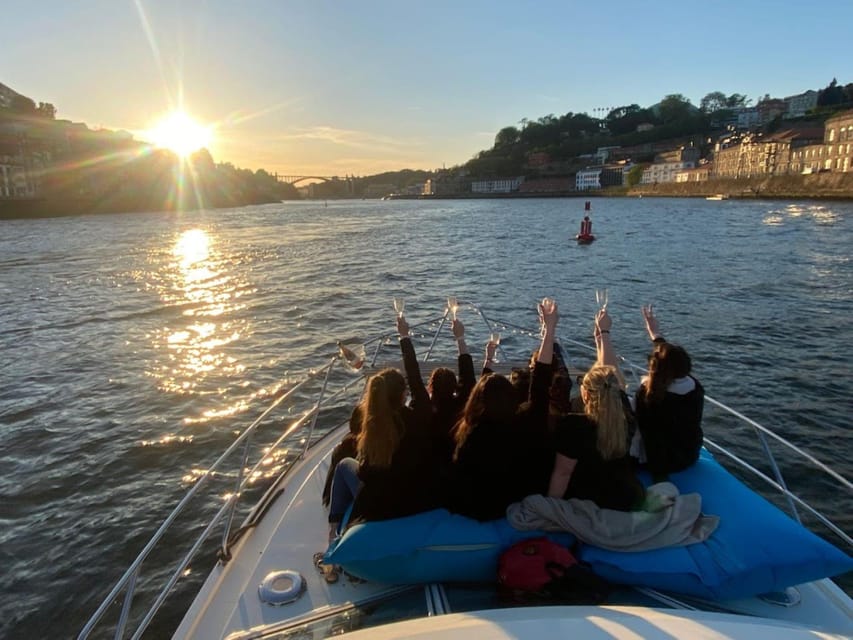Porto: Douro River Cruise / Welcome Drink/with sunset option - Dom Luís I Bridge views you cannot fake with photos
