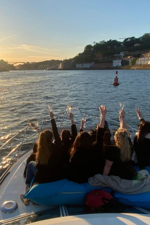 Porto: Douro River Cruise / Welcome Drink/with sunset option - What you actually do on board, step by step