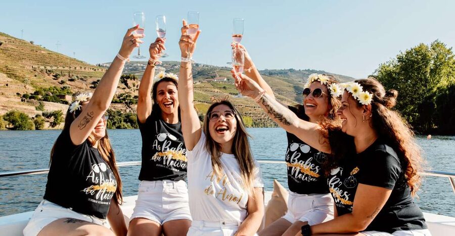 Porto: Douro Valley Full-Day Boat, Train, and Lunch Tour - Photo stop and Pinhão: setting up for the river cruise