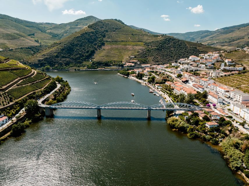 Porto: Douro Valley Full-Day Boat, Train, and Lunch Tour - Lunch in a Douro vineyard community near Tua