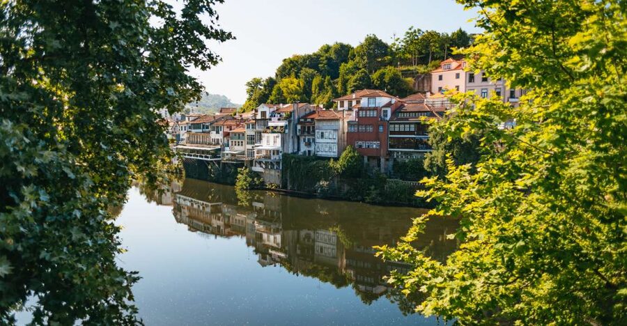 Porto: Douro Valley with Winery Lunch, Tastings & Cruise - Sabrosa and the route into Pinhão, short stops that set context