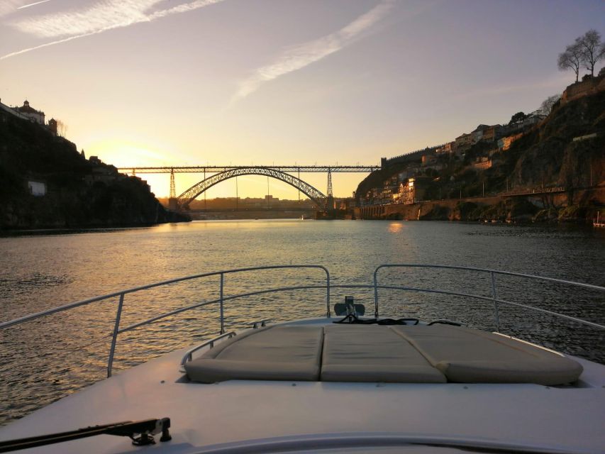 Porto: Passeio em iate privado no Douro com welcome drink - Price and value for a group up to 10