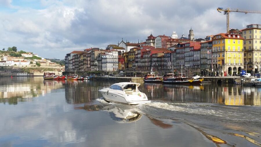 Porto: Passeio em iate privado no Douro com welcome drink - What the Douro ride feels like in two hours