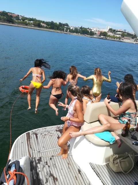Porto: Passeio em iate privado no Douro com welcome drink - Onboard comfort: solarium, deck space, and the little things