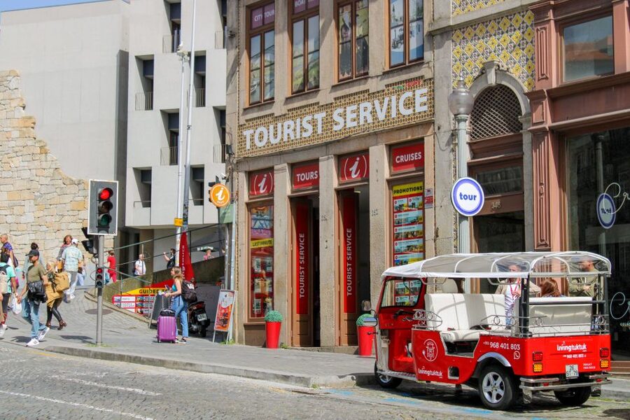 Porto: Tuk-Tuk Tour, Douro River Cruise, and Wine Tasting - Porto Winery Time: How the Port Tasting Fits the Glass