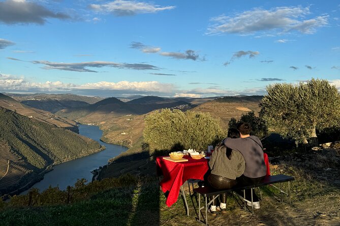 Private 4wd adventure in DE Douro: lunch, wine tasting and boat - Stop 1: Pinhão Boat Trip for About 1 Hour