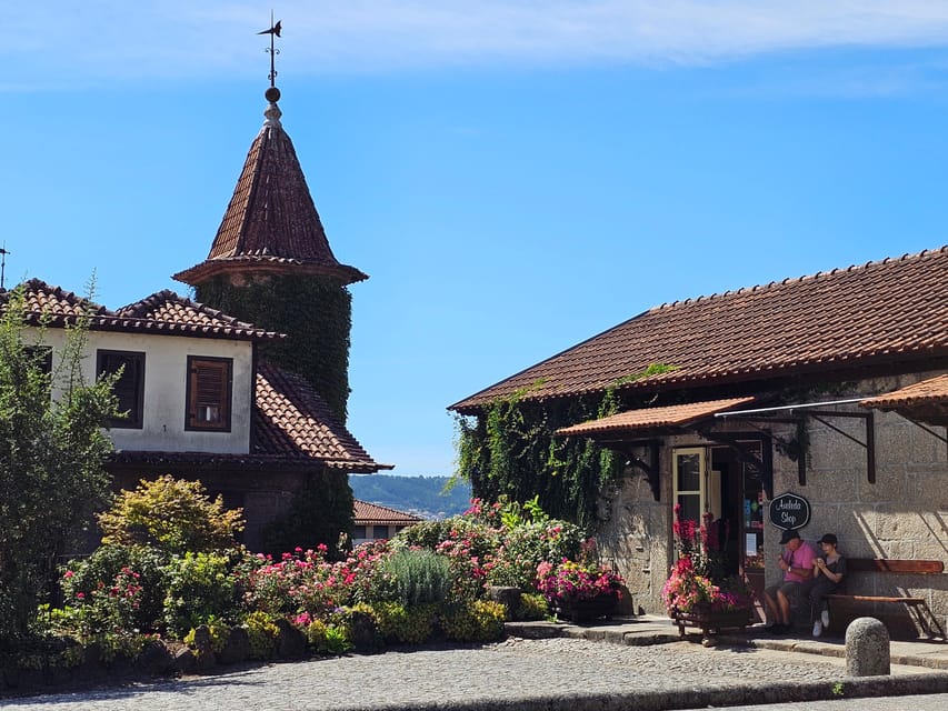 Private Sommelier Tour (Verde e Douro): 3 Wineries and Lunch - Verde Winery Stop: Garden Walk, Tasting, and a Softer Start