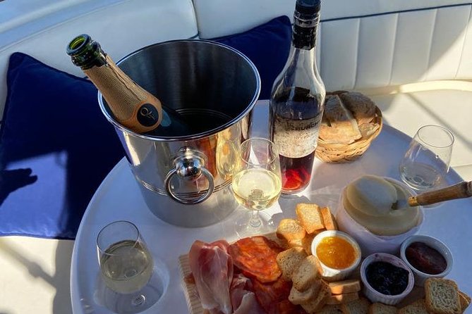Private tasting in the Douro (1 to 7 people) on a yacht for yourself - Welcome Drink, First Sights, and the Built-In Photo Stops