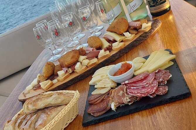 Private Tour in Douro, with tasting,on a Yacht for up to 5 People - A 5-person private yacht on the Douro, with room to breathe