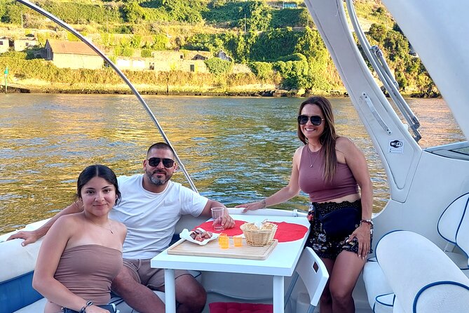Private Tour in Douro, with tasting,on a Yacht for up to 5 People - Gaia cellars and Porto riverfront, with tasting included in the flow